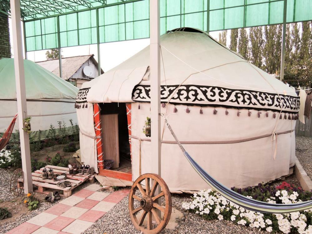 Duet Hostel & Hotel Karakol Exteriör bild